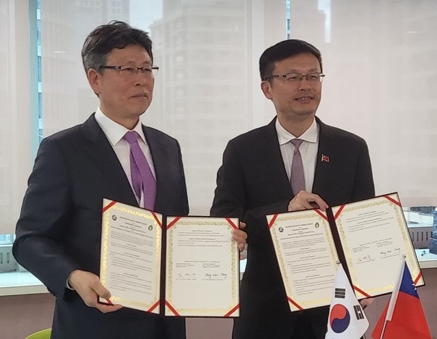 ▲ 임전수 세종교육청 교육정책국장(왼쪽)이 12일 대만에서 장 밍웬 교육국장과 업무협약을 체결하고 있다.ⓒ세종교육청