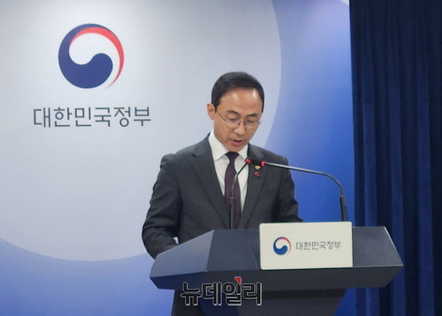▲ 김오진 국토부 1차관이 브리핑을 하고 있다. 사진=박정환 기자