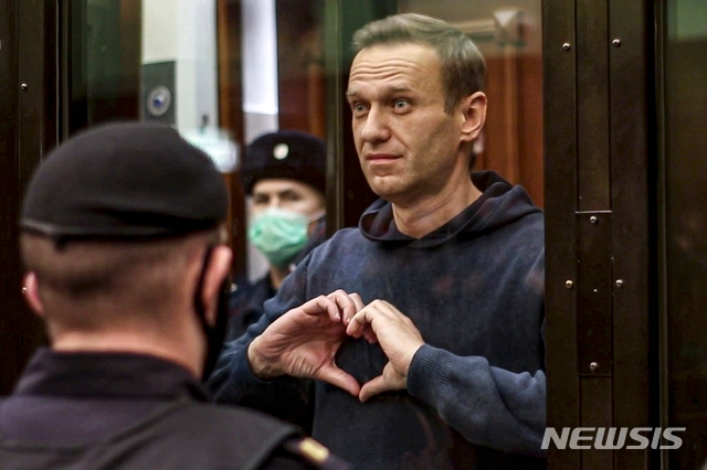 ▲ 러시아 야권 운동가 알렉세이 나발니가 지난 2021년 2월 2일(현지시간) 모스크바 법원에서 열린 집행유예 판결 취소 공판 중 하트를 보내고 있는 모습. ⓒAP/뉴시스