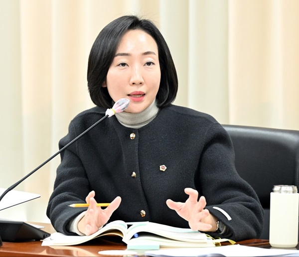 ▲ 김효숙 세종시의원이 12일 산업건설위원회 소관 건설교통국의 내년도 본예산 심의에서 질의하고 있다.ⓒ세종시의회