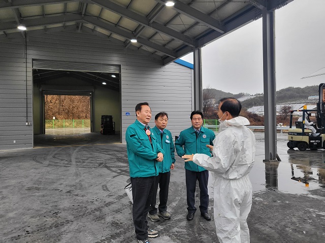 ▲ 박현국 군수가 지난 11일 고병원성조류인플루엔자 방역현장을 방문해 점검을 하고 있다.ⓒ봉화군