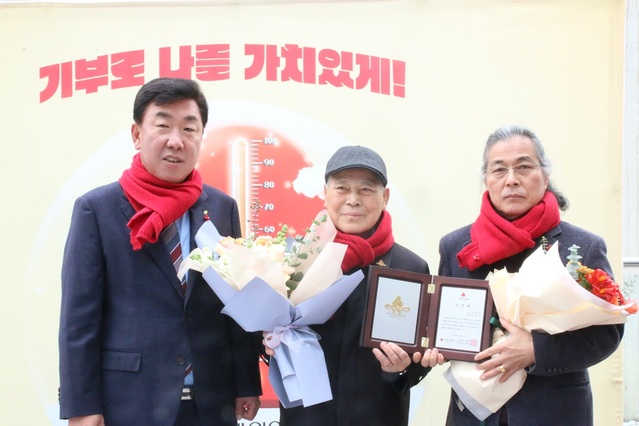 ▲ 권영주 대한노인회 상당서원구지회장이 12일 충북공동모금회에 1억원을 기탁했다. 사진 왼쪽은 이범석 청주시장.ⓒ청주시