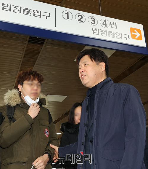 ▲ 김용 전 민주연구원 부원장이 지난달 30일 오후 서울 서초구 중앙지법에서 열린 '정치자금법 위반 등 혐의' 1심 선고 공판에 출석하며 지지자들에게 인사를 나누고 있다. ⓒ서성진 기자