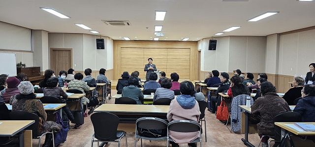 ▲ 장종용 북구청장은 포항여성실버합창단이 지난 11일 올해 마지막 합창을 하며 종강하고 있는 포항시자원봉사센터 교육장을 찾아 격려를 하고 있다.ⓒ포항시