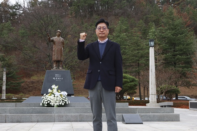 ▲ 문충운 환동해연구원장은 12일 오전 국민의힘 포항남·울릉 국회의원선거 예비후보자로 등록을 하고 첫 일정으로 청암 박태준 동상을 참배하고 있다.ⓒ문충운 예비후보실