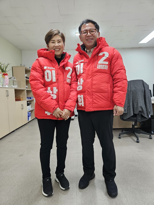 ▲ 이상휘 전 청와대 춘추관장은 12일 오후, 포항시 남구선거관리위원회에 제22대 총선 포항남·울릉 지역구 국회의원 예비후보로 등록했다.ⓒ이상휘 예비후보실