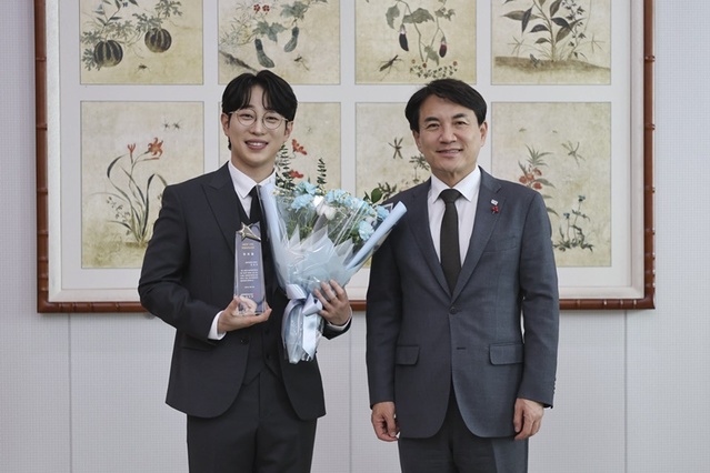 ▲ 김진태 강원특별자치도지사가 12일 도청에서‘미스터트롯2’ 최종 우승자인 가수 안성훈(왼쪽)에게 홍보대사로 위촉했다.ⓒ강원특별자치도