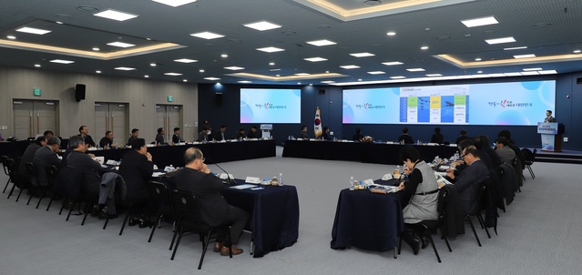▲ 경북도는 12일 영남대 천마아트센터에서 공항과 연계한 지역개발계획 수립과 효율적인 사업추진 전략 마련을 위해 ‘경상북도 항공정책자문회의’를 개최됐다.ⓒ경북도
