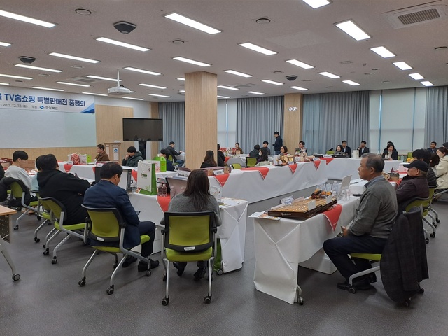 ▲ 경북도는 지역 농특산물 TV 홍보와 판로 확대를 위해 12일 도청 동락관 세미나실에서 '2024 농특산물 TV홈쇼핑 특별판매전 품평회'를 가졌다.ⓒ경북도