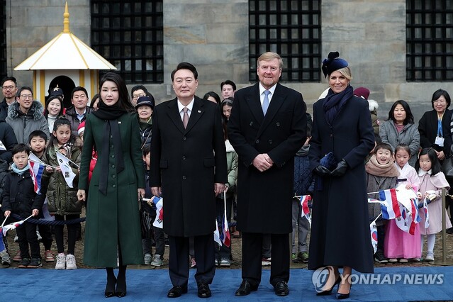 ▲ 윤석열 대통령과 부인 김건희 여사가 12일(현지시간) 암스테르담 담 광장에서 열린 공식 환영식을 마치고 왕궁으로 들어가기 전 빌럼-알렉산더르 네덜란드 국왕, 막시마 왕비와 함께 기념 촬영을 하고 있다.ⓒ연합뉴스(사진=공동취재)