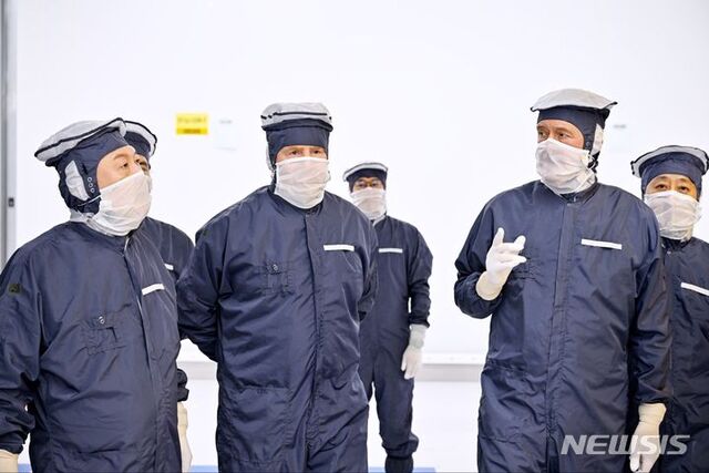 ▲ 네덜란드를 국빈 방문한 윤석열 대통령이 12일(현지시간) 벨트호벤 반도체장비 생산기업 기업인 ASML 본사에서 빌럼 알렉산더르(왼쪽 두번째) 네덜란드 국왕과 클린룸을 시찰하며 크리스토프 푸케(오른쪽 두번째) ASML 최고사업책임자의 설명을 경청하고 있다. (공동취재) 2023.12.12. ⓒ뉴시스