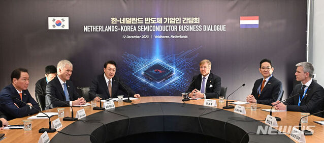 ▲ 네덜란드를 국빈 방문한 윤석열 대통령이 12일(현지시간) 벨트호벤 반도체장비 생산기업 기업인 ASML 본사에서 빌럼 알렉산더르 국왕, 피터 베닝크 ASML 회장을 비롯한 유럽 주요 반도체 대표들, 이재용 삼성전자 회장, 최태원 SK 회장 등과 함께 간담회를 하고 있다. 2023.12.12. ⓒ뉴시스