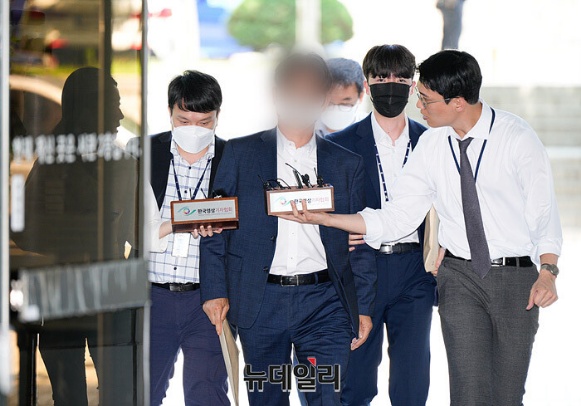 ▲ 지난 7월 3일 정당법 위반 등 혐의로 구속영장이 청구된 더불어민주당 송영길 전 대표의 전 보좌관 박용수씨가 서울중앙지법에서 열리는 영장실질심사에 출석하고 있다. ⓒ서성진 기자