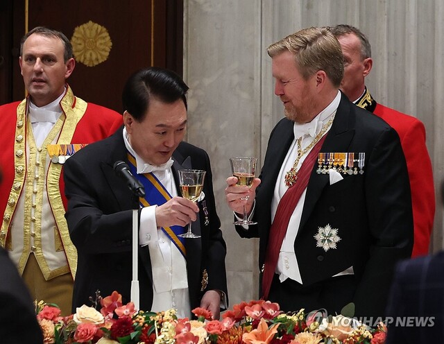 ▲ 윤석열 대통령과 빌럼-알렉산더르 네덜란드 국왕이 12일(현지시간) 네덜란드 암스테르담 왕궁에서 열린 국빈 만찬에서 건배하고 있다.ⓒ연합뉴스