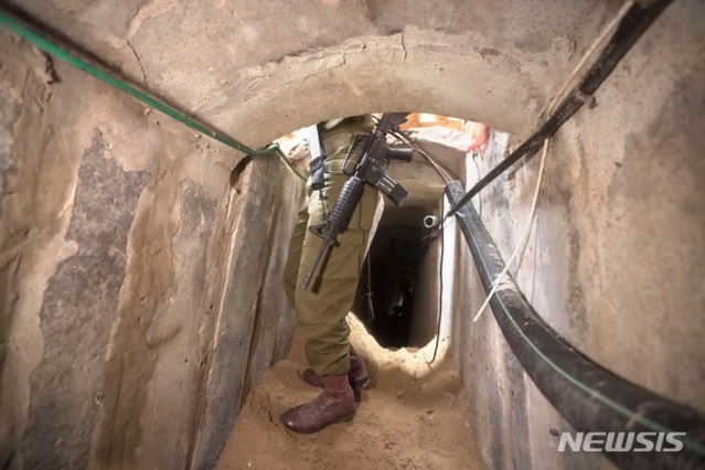 ▲ 이스라엘이 하마스 터널 네트워크 무력화를 위해 해수를 끌어와 침수시키는 작전을 개시했다고 월스트리트저널이 12일(현지시간) 보도했다. 사진은 지난 11월 22일 촬영한 가자시티 알시파 병원 지하의 하마스 터널. ⓒAP/뉴시스