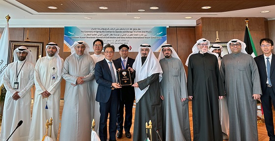 ▲ 12일(현지 시각) 쿠웨이트 민간항공청 내 행사장에서 쿠웨이트공항 제4터미널 제2기 위탁운영사업계약 체결식이 열렸다. 인천국제공항공사 이학재 사장(앞줄 왼쪽에서 4번째)이 협약 체결 후 쿠웨이트 민간항공청 이마드 팔레 알 줄루위(Emad Faleh Al Juluwi) 청장(앞줄 오른쪽에서 5번째) 등 관계자들과 기념촬영을 하고 있다.ⓒ인천공항공사