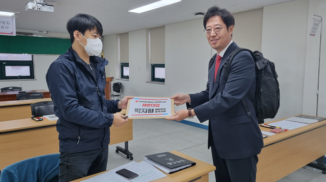 ▲ 박지형 변호사가 지난 12일 내년 총선 해운대갑 지역구 예비후보 등록을 하고 있다.ⓒ박지형 변호사