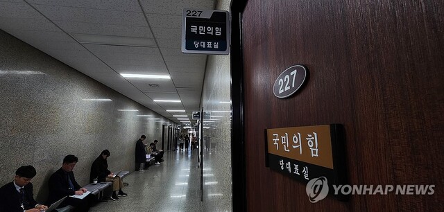 ▲ 13일 오전 국회 국민의힘 당 대표실 앞에 취재진이 있다. 김기현 대표는 장제원 의원 총선 불출마 선언 이후 공식 일정 없이 지내고 있다. ⓒ연합뉴스