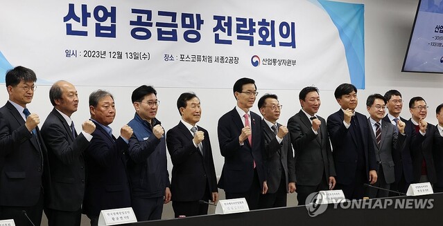 ▲ 방문규 산업통상자원부 장관(왼쪽 여섯번째)이 13일 오후 세종시 소정면에 있는 포스코퓨처엠 세종2공장에서 열린 산업공급망 전략회의에 앞서 참석한 업종별 대표기업 및 협회, 유관기관 대표들과 기념 촬영을 하며 파이팅하고 있다.ⓒ연합뉴스