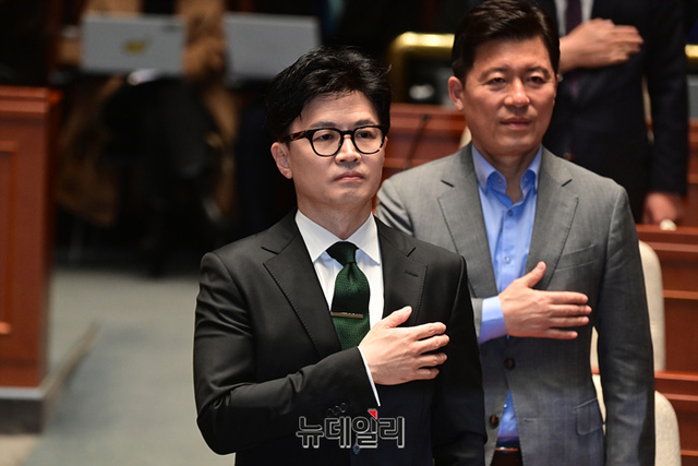 ▲ 한동훈 법무부 장관이 6일 국회에서 열린 국민의힘 정책의원총회에 참석해 국민의례를 하고 있다. ⓒ이종현 기자
