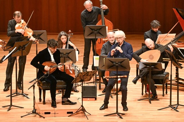 ▲ 조반니 안토니니가 이끄는 일 자르디노 아르모니코와 만돌린 연주자 아비 아비탈의 연주 모습.ⓒ한화클래식