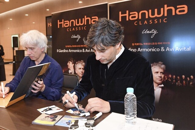 ▲ 지휘자 조반니 안토니니와 만돌린 연주자 아비 아비탈이 공연이 끝난 후 사인회를 통해 관객들과 소통하는 시간을 가졌다.ⓒ한화클래식