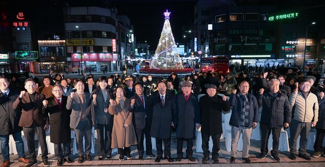 ▲ 세종시가 지난 13일 오후 조치원역 광장에서 최민호 시장과 지역주민 등 150여 명이 참석한 가운데 '조치원 중심가로 빛거리 점등행사를 하고 있다.ⓒ세종시