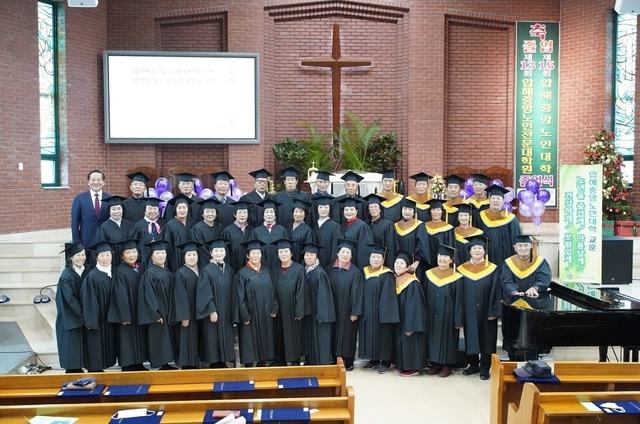 ▲ 신안군은 지난 13일 압해중앙노인대학에서 졸업생 44명의 어르신이 참여한 가운데 졸업식을 가졌다.ⓒ신안군 제공
