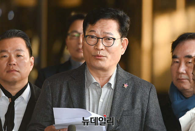 ▲ 더불어민주당 '2021년 전당대회 돈봉투 의혹'의 핵심으로 지목된 송영길 전 더불어민주당 대표가 지난 8일 오전 서울중앙지검에 피의자 신분으로 출석하며 입장을 밝히고 있다. ⓒ서성진 기자