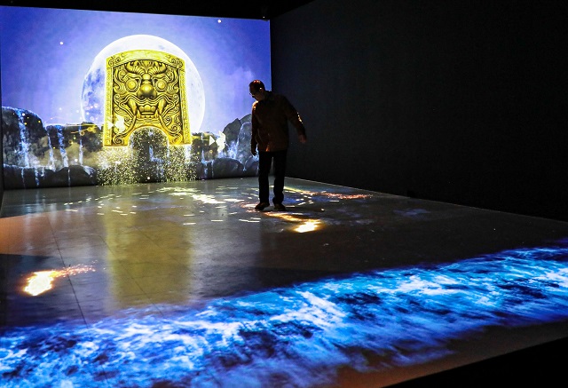 ▲ 관객들이 새로 리뉴얼 된 ‘귀면, 금빛 풍요를 부르다’를 체험하고 있다.ⓒ경주엑스포