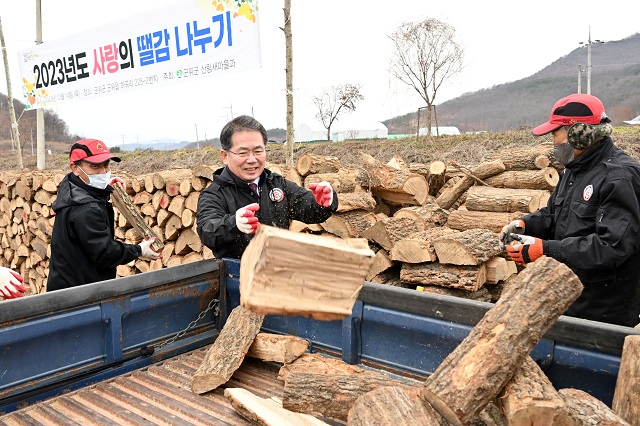 ▲ 김진열 군수가 취약계층 거주지에 직접 방문해 땔감을 전달하고 있다.ⓒ군위군