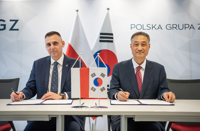▲ KAI가 폴란드 방산업체와 후속지원 MOU를 체결하고 있다 왼쪽부터 Tomasz Kozyra WZL-2 CEO , 박종인 KAI 상무.ⓒ한국항공우주산업