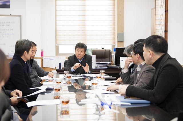 ▲ 남한권 군수가 지난 13일 군수실에서 울릉군교육발전위원회 위원 8명이 참석한 가운데 ‘울릉형 교육발전특구 성공적 지정’을 위한 간담회를 가졌다.ⓒ울릉군