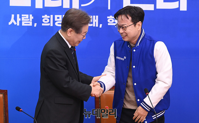 ▲ 엔씨소프트 임원등을 지낸 이재성씨가 14일 오전 국회에서 열린 2차 인재영입식에서 인사말을 하고 있다. ⓒ서성진 기자