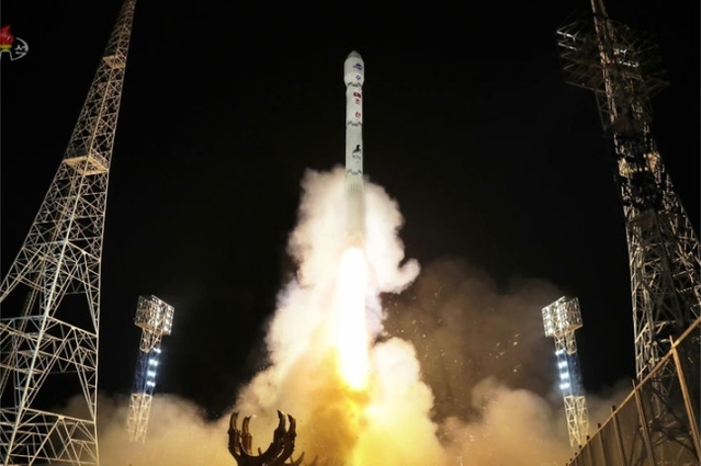 ▲ 북한이 11월 21일 오후 10시 42분께 평안북도 철산군 서해위성발사장에서 신형위성운반로케트 '천리마-1'형에 정찰위성 '만리경-1'호를 탑재해 성공적으로 발사했다고 조선중앙TV가 22일 보도했다. ⓒ조선중앙TV 캡처/뉴시스