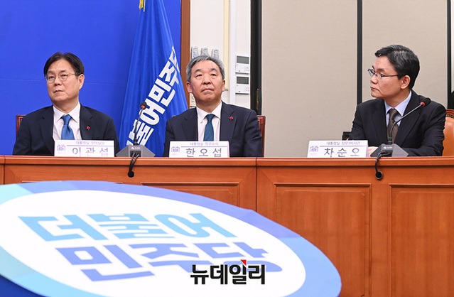 ▲ 이관섭 대통령실 정책실장, 한오섭 정무수석, 차순오 정무1비서관이 14일 오후 국회에서 이재명 더불어민주당 대표를 접견하고 있다. ⓒ서성진 기자