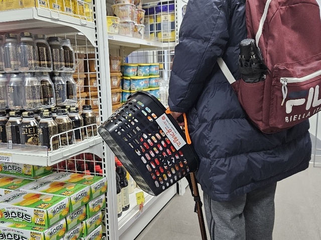 ▲ 14일 오전 서울시 돈의동에 있는 온기창고 2호점에서 쪽방주민이 물건을 담고 있다. ⓒ임준환 기자