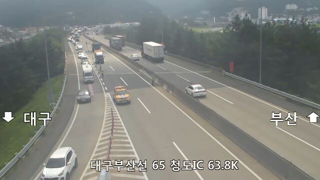 ▲ 이번 훈련은 재난 대응 현장훈련과 토론훈련을 동시에 진행해서 현장에서 전달하는 영상과 재난안전통신망(PS-LTE)을 활용해 유사시 대응능력을 확인하고 재난 상황 수습책 논의와 대응체계를 점검했다.ⓒ경산시