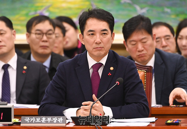 ▲ 박민식 국가보훈부 장관이 14일 오전 국회에서 열린 정무위원회 전체회의에서 의원들의 질문을 듣고 있다. ⓒ서성진 기자