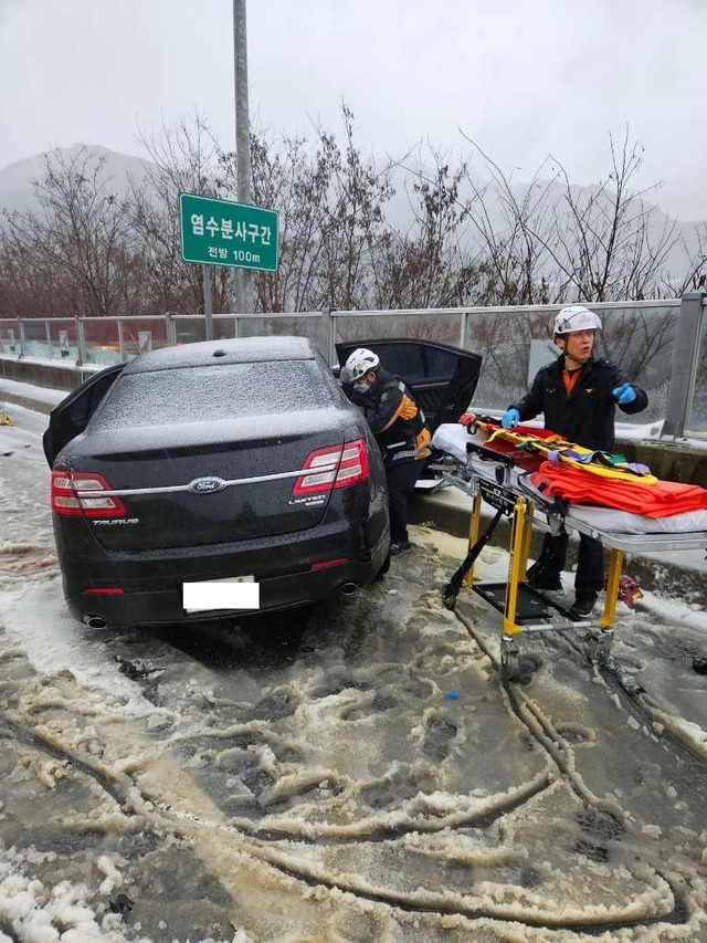 ▲ 강원소방본부 소속 119구급대원들이 사고 차량에서 인명을 구조하고 있다.ⓒ강원소방본부