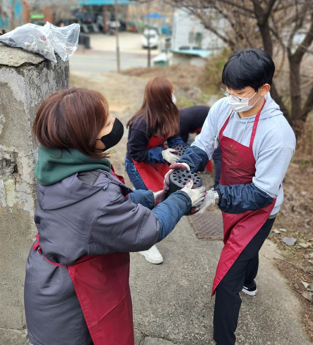 ▲ LG에너지솔루션 오창 에너지플랜트 임직원들이 지난 14일 내수읍에서 연탄 나눔 봉사를 하고 있다.ⓒLG에너지솔루션 오창 에너지플랜트