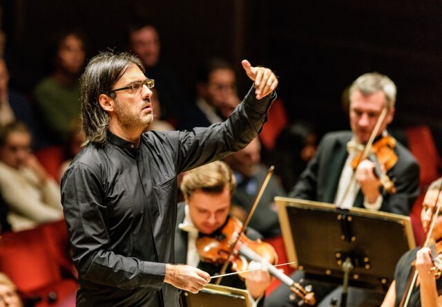 ▲ 바이올리니스트이자 지휘자인 레오니다스 카바코스.ⓒ롯데문화재단