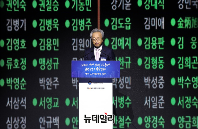 ▲ 최진식 한국중견기업연합회 회장이 15일 서울 중구 소공동 웨스틴조선호텔에서 열린 ‘제9회 중견기업인의 날 기념식’에서 기념사를 하고 있다.ⓒ정상윤 기자
