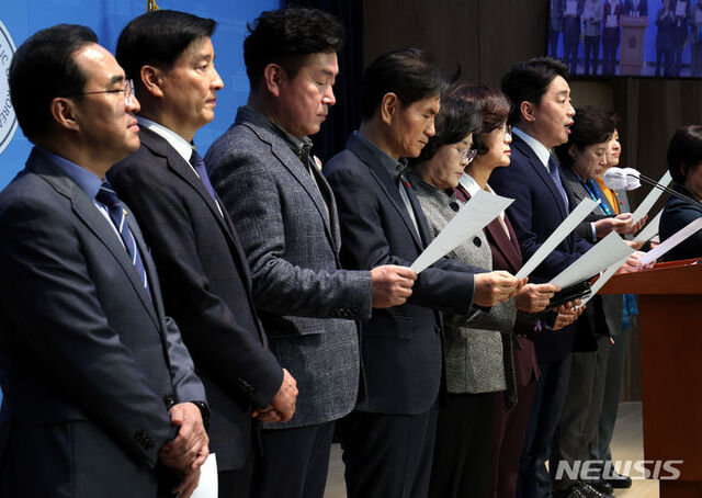 ▲ 강훈식 의원을 비롯한 더불어민주당 더좋은미래 의원들이 15일 오전 서울 여의도 국회에서 '이낙연 전 대표 신당 창당 선언 철회'를 촉구하는 기자회견을 하고 있다. ⓒ뉴시스