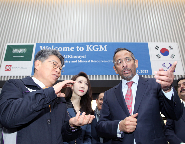 ▲ 곽재선 KGM 회장이 알코라이예프 사우디 산자부 장관과 대화를 나누는 모습. ⓒKGM