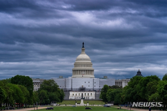 ▲ 미국 상원에 이어 하원도 2024회계연도 미 국방 예산을 총괄하는 국방수권법안(NDAA)을 통과시켰다고 CNN이 14일(현지시간) 보도했다. 사진은 지난 5월3일 미국 워싱턴 국회의사당 모습. ⓒAP/뉴시스