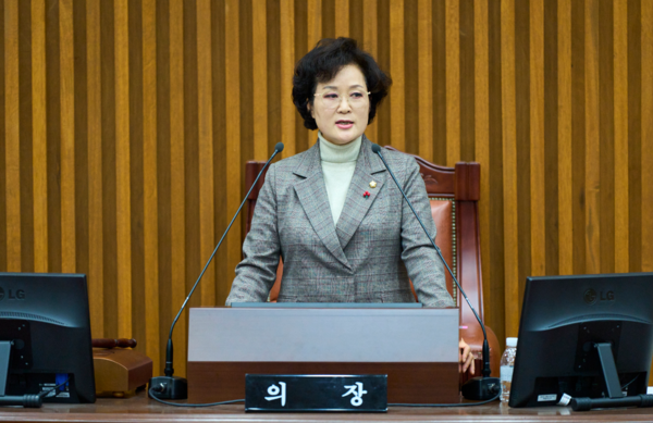 ▲ 대전 서구의회는 15일 제279회 제2차 정례회 제3차 본회의를 끝으로 지난 11월 13일부터 33일간 진행된 회기 일정을 모두 마무한 가운데, 전명자 의장이 폐회사를 하고 있다.ⓒ대전서구의회