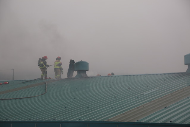 ▲ 아산소방서 119구급대원들의 공장 지붕위에서 화재 진압 장면.ⓒ충남소방본부
