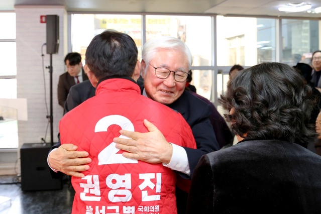 ▲ 조해녕 전 대구시장이 권영진 예비후보와 포옹하며 격려하고 있다.ⓒ권영진 예비후보 사무소