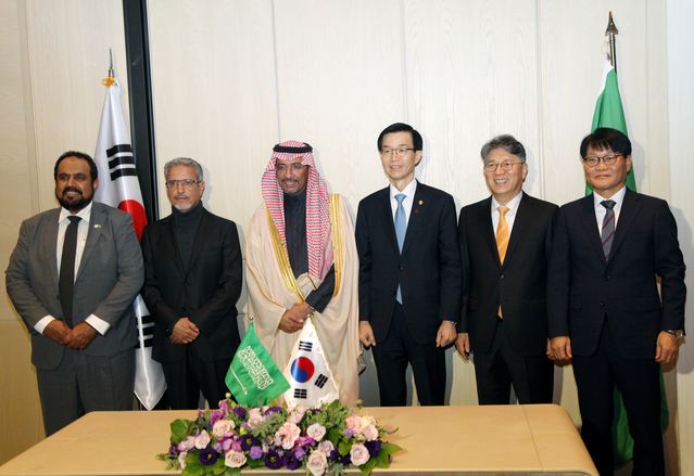 ▲ 오른쪽부터 정용원 KGM 대표, 곽재선 회장, 방문규 산업부 장관, 알코라이예프 사우디 산업광물자원부 장관, 트와이즈리 SNAM 회장 ⓒKG모빌리티